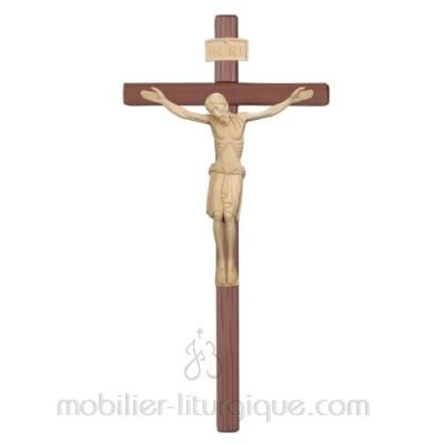 Mobilier de l'église : chaire à prêcher, statue : Christ en croix, siège de  célébrant